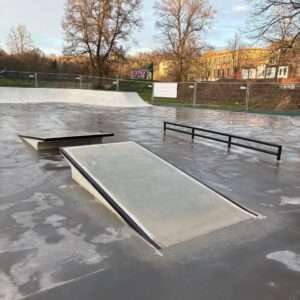 Detailansicht Kicker im Skatepark Roßwein – perfekt für schnelle Übergänge und kreative Moves.