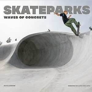 Nachhaltig gestalteter Skatepark mit Betonrampen und grünen Flächen