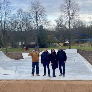 Moderner Skatepark mit innovativem Design, organischen Flow-Lines und hochwertigen Stabilität und Langlebigkeit, Kicker-to-Kicker-Sektionen für atemberaub