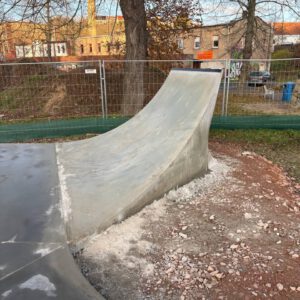 Detailansicht der freistehenden Quarters im Skatepark Roßwein – perfekt für schnelle Übergänge und kreative Moves
