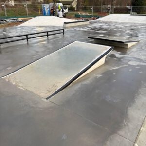 Fertiger Skatepark Roßwein mit Carbon-Bauteilen, Kicker-to-Kicker und freistehenden Quarter.